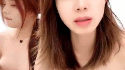 风情姐妹花还有一个小哥哥，全程露脸黑丝诱惑，撩骚互动听指挥，口交大鸡巴激情上位让小哥抱着草，精彩刺激