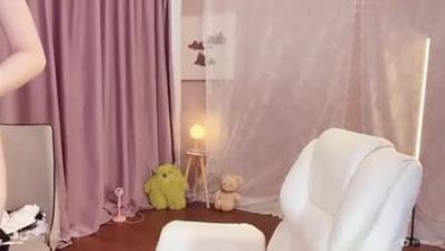 【Stripchat】“水水流出来了”超可爱长腿甜心少女「Hahaha」西域公主棒棒插穴，高潮潮吹，阴唇外翻痉挛