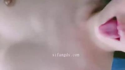 漂亮眼镜新人气质美女，长发及腰情趣装，细腰白嫩美乳，掰开小穴粉嫩紧致，扭动大白美臀，刚播有点放不开