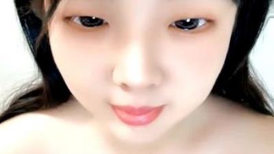 无毛白虎风骚小妹让好大哥草她都写奶子上了，全程露脸激情大秀，揉奶抠逼道具抽插，高潮冒白浆浪叫呻吟不止