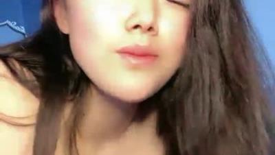 脸上红扑扑刚播八字大奶美女，全裸居家诱惑，奶头也是粉色的，翘起大肥臀多毛骚穴，掰开给你看非常诱人