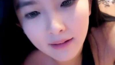 颜值很高的寂寞美女穿上黑丝高跟诱惑狼友，互动撩骚揉奶玩逼很是刺激，在床上道具抽插骚穴浪叫呻吟表情销魂