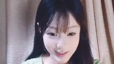 颜值不错的姑娘深夜跟纹身小哥激情啪啪，乖巧听话各种舔弄大鸡巴，让小哥揉奶玩逼各种抽插，后入冲刺干到射