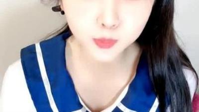 乖巧风骚的学妹制服诱惑，奶子上写着爸爸草我，淫声荡语互动撩骚听指挥，无毛白虎逼道具抽插，高潮冒白浆