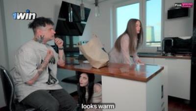 小清新甜美反差小姐姐『pinkloving』当着女友面前偷偷操她最好闺蜜，玩的就是紧张刺激 享受偷情的快感