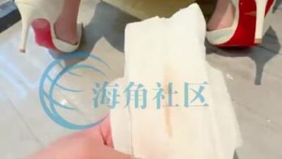 乱伦大神【会喷水的亲姐姐】钻石贴，好利来制服灌肠肛交和插着尾巴夹着乳夹取快递老家玩刺激