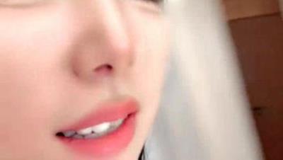 西奶带骚闺蜜约啪大哥玩双飞，全程露脸一起舔大鸡巴，让大哥多体位蹂躏爆草，淫声荡语表情好骚，全射她嘴里