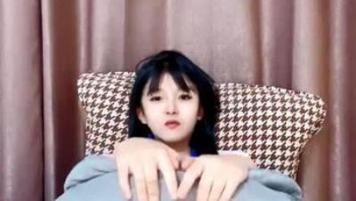 甜美可人的风骚小妹感冒了还要被大哥干，全程露脸口交大鸡巴，粉嫩骚穴特写展示，跳蛋塞逼里让大哥无套内射