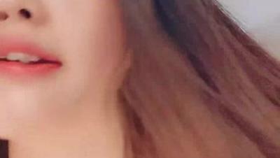 高颜值黑丝宝贝，深夜露脸精彩大秀直播，好久不见的美女宝贝，跟狼友撩骚互动听指挥，道具蹂躏骚穴淫水泛滥