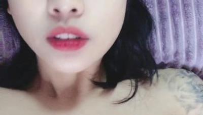 【土豪高价定制】，天然大波，高颜女神级美女反差福利，为还高额网贷，脱光搔首弄姿自慰勾引