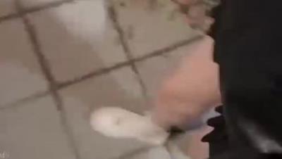 「郑原创」FO私拍，早就这样玩你这双骚腿！极品长腿美乳反差骚母狗，娇羞胆小却听话敢玩