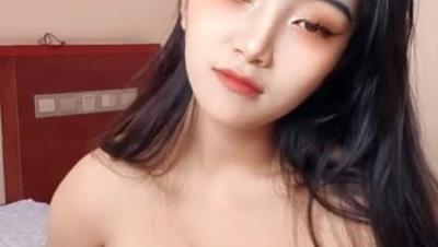 新来的大奶少妇浴室洗完澡到床上诱惑狼友，揉捏性感的大奶子，掰开逼逼给狼友看，撅着屁股求草，精彩别错过