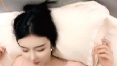 跟好闺蜜一起让大哥玩双飞，精彩刺激全程露脸黑丝诱惑，淫声荡语口活棒棒哒，多体位轮草抽插，淫声荡语不断