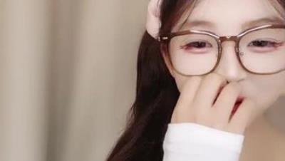 最新流出，初恋般的感觉，超清纯美少女【你的草莓蛋糕】下海福利，神级超软巨乳乱晃，粉嫩私处太诱人