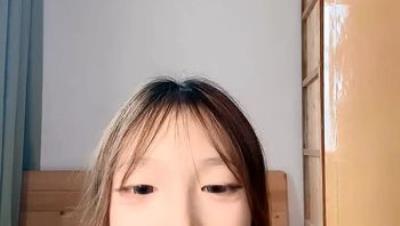 逼逼粉嫩纯情的小美女一个人直播诱惑狼友，逼毛没几根特写展示好刺激，跟狼友撩骚互动展示诱惑小舞蹈好骚啊