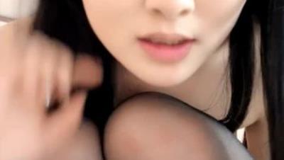 寂寞美少女颜值高身材好，丝袜高跟全程露脸深夜发骚，淫声荡语互动撩骚特写展示逼逼，尿尿给狼友看精彩刺激