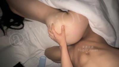 05年腹肌大长屌新人「里维」时隔一个月的doi实录。边喝酒边看电影就做起来了，借着酒劲女上顶到底，淫水流到床单上