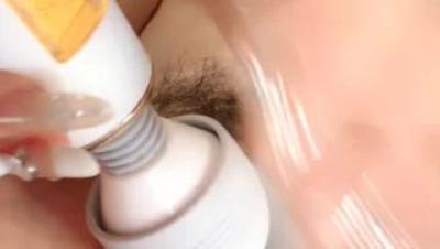 荔枝茶茶睡前发骚，全程露脸性感吊带听狼友指挥脱光光，揉奶玩逼按摩棒自慰阴蒂，道具抽插骚逼高潮冒白浆