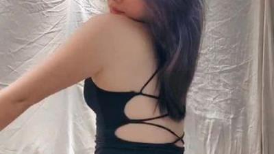 钢管舞宝贝小飘飘激情大秀脱衣艳舞诱惑狼友，骚逼水多多自己抠道具插特写展示，浪叫呻吟不止高潮冒白浆好骚