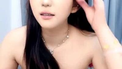 辣妹水咸新来的极品妞，高颜值好身材连体情趣网袜，全程露脸跟狼友互动撩骚听指挥，奶子比心特写大黄瓜插逼