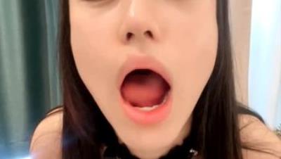 渣男小伙带风骚大奶女友镜头前啪啪直播勾搭狼友，全程露脸互动撩骚，黑丝诱惑道具玩逼多体位无套爆草射肚子