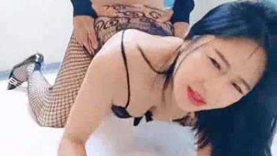 丝袜高跟露脸吸精少妇激情啪啪大秀直播，跟狼友撩骚互动听指挥，口交大鸡巴乳交样子好骚，多体位爆草蹂躏