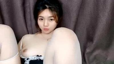 炮器小甜妹白丝情趣装全程露脸发骚，享受高速炮击抽插带来的快感刺激，淫声荡语浪叫不断表情好骚精彩别错过