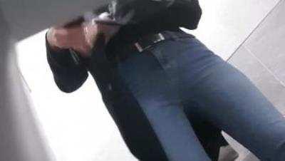 美容院女厕真实偷拍多位御姐少妇方便，大黑阴毛一个比一个骚气