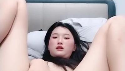 【云妹妹】清纯校花来了揉奶玩逼掰开给狼友看特写 逼毛稀疏 粉嫩鲍鱼 扣穴自慰！狂撸