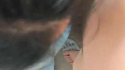 我的母狗妹妹，乖巧听话无毛逼，让小哥骑在脖子上草嘴深喉，压在身下无套插入给小哥舔手指，浪叫呻吟好骚啊