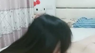 良家骚人妻跟小哥在家激情啪啪，全程露脸让小哥吃奶玩逼，从乳头舔到大鸡巴，激情上位无套抽插压在身下内射