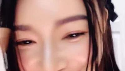 白丝露脸无毛逼微微小阿姨一个人精彩大秀直播，淫声荡语互动撩骚揉奶玩逼道具抽插，高潮喷水特写展示好刺激