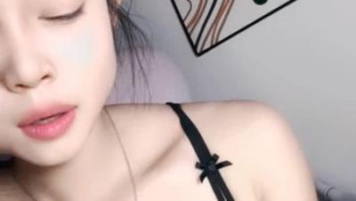 一个北京妹妹精彩小秀露脸直播，跟狼友互动撩骚揉奶玩逼，跳蛋塞里面自慰抽插，站着喷水了好骚精彩又刺激