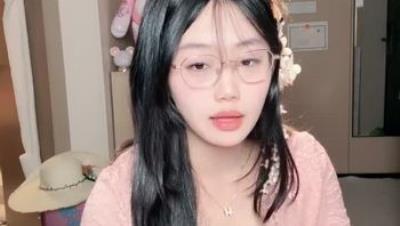 乡镇邻家大奶姐姐【米亚同学】和男友在出租屋激情做爱，奶子真大，居家啪啪，睡醒就来一发