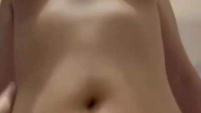 极品学生妹性爱图影，被渣男忽悠自拍，清纯反差跪下口交，床上淫荡嗷嗷叫！