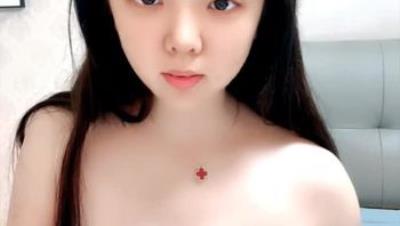 极品微胖小妹全程露脸漏着骚奶子跟狼友互动撩骚，听指挥脱光光激情大秀，揉奶玩逼道具抽插无毛白虎高潮不断