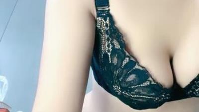 短发小骚货露脸激情大秀，淫声荡语互动撩骚揉奶玩逼，道具抽插不停把自己搞喷了，淫水多多自己抠浪叫不止