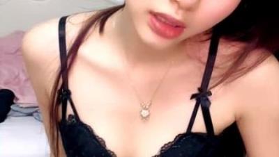 同居女友深夜全程露脸跟小哥激情啪啪，逼里塞着跳蛋润滑骚逼，口交大鸡巴让小哥压在身下无套输出，射了好多