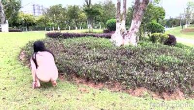 天花板露出狂人御姐【cikaimoon】无视路人，大白天进村全裸勾引，放牛大叔望眼欲穿啊