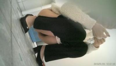 【精品厕拍】，女厕所多角度真实偷拍，数位小姐姐方便，脸逼同框赏逼赏脸，太刺激了