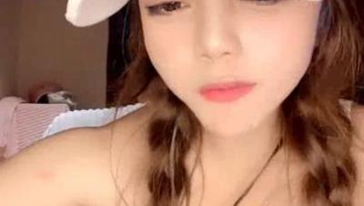 黑丝露脸风骚少妇喊狼友爸爸，淫声荡语互动撩骚奶子比心，跳蛋塞逼里抽插自慰，淫水多多表情好骚精彩别错过