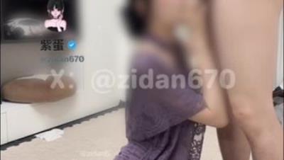 《优雅如紫蛋》优雅紫色晚礼服，紫色高跟，紫色丝袜，像母狗一样被操