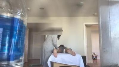 预约上门女按摩师自愿献身韩国大屌痞子「sinfuldeeds」OF私拍，首约非洲裔女技师，矜持了好一会还是帮着撸管，还让摸胸