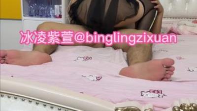 最新流出，天生萝莉体，超级媚黑COS美少女【冰凌紫萱】28G二番福利⑦，车震打桩女上无套内射，小母狗太骚