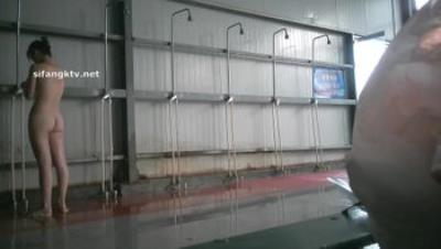 贵在真实，游泳馆女士区内部春色曝光，专挑年轻身材好的拍，入镜的几位妹子身材炸裂