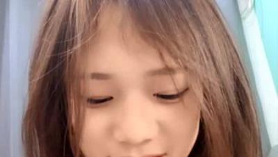 黑丝露脸骚骚的小狐狸精全程高能发骚诱惑，奶子比心道具塞进小穴抽插自慰，揉奶玩逼浪叫呻吟高潮不止好刺激