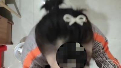 〔兄弟妈妈〕5、兄弟妈妈吃着饺子就蹲下吃儿子鸡吧、味道美极了吧