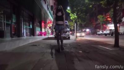 天花板露出狂人御姐【cikaimoon】无视路人，全裸下乡闲逛，露点给独居老人做饭