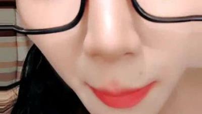 新来的美女主播小涵宝宝全程露脸精彩小秀，斑点狗情趣装诱惑脱衣艳舞，奶子比心性感小乳夹，揉奶玩逼自慰