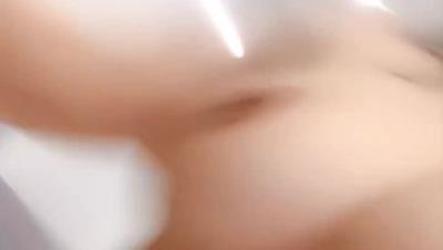 大奶馒头逼风骚小少妇，全程露脸被大哥爆草蹂躏，逼里塞着跳蛋被大哥无套插入，揉着骚奶子舔她脚爆草抽插